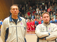 Björn Leósson, íþróttafulltrúi KKÍ, og Benedikt Guðmundsson, þjálfari U16, hlýða á þjóðsönginn á NM í Svíþjóð árið 2004.