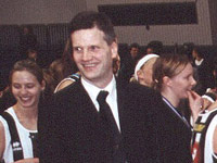 Leikmenn í úrslitaleik KR og Keflavíkur í bikarkeppni kvenna árið 2001 heiðra framkvæmdastjóra KKÍ, Pétur Hrafn Sigurðsson, á fertugsafmælisdegi hans 24. febrúar 2001.