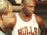 Heimir Karlsson og Einar Bollason taka viðtal við Michael Jordan í búningsklefa Chicago Bulls liðsins árið 1988.