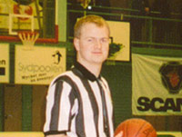 Rúnar Birgir Gíslason dómari á leið í dómarakast í úrslitaleik á Scania Cup á páskadag 2001