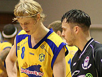 Páll Kristinsson, leikmaður UMFG, og Sigmundur Már Herbertsson, FIBA-dómari, ræða saman í bikarúrslitaleik karla 18. febrúar 2006.