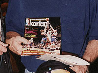 Einar Bollason með Dan Majerle leikmanni Phoenix Suns, í Bandaríkjunum árið 1995 – ásamt eintaki af tímariti KKÍ, “Karfan”.